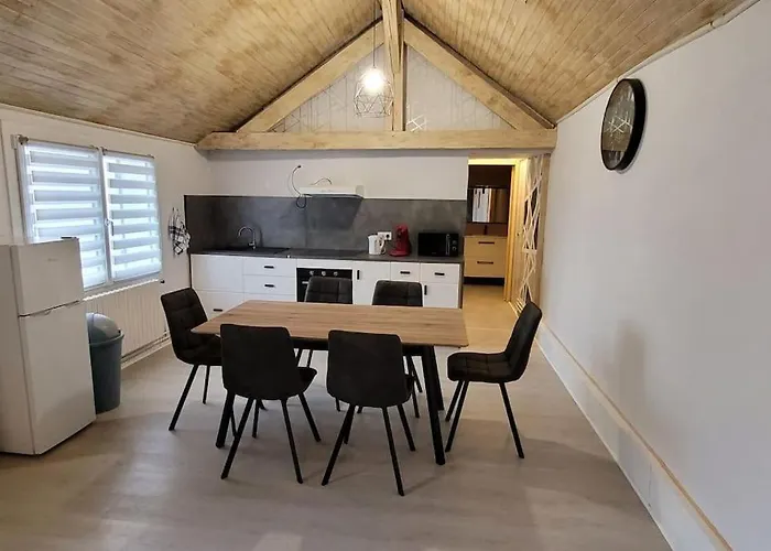 La Maison De L'abeille De Percey شقة